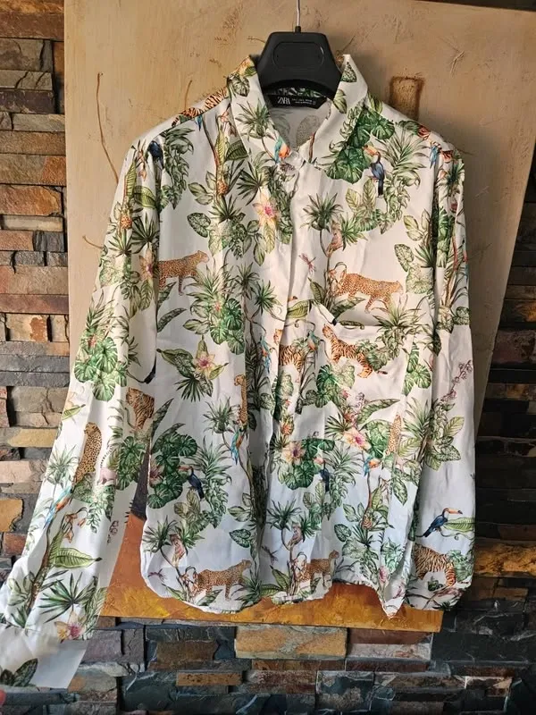 Camicia floreale con stampa botanica
