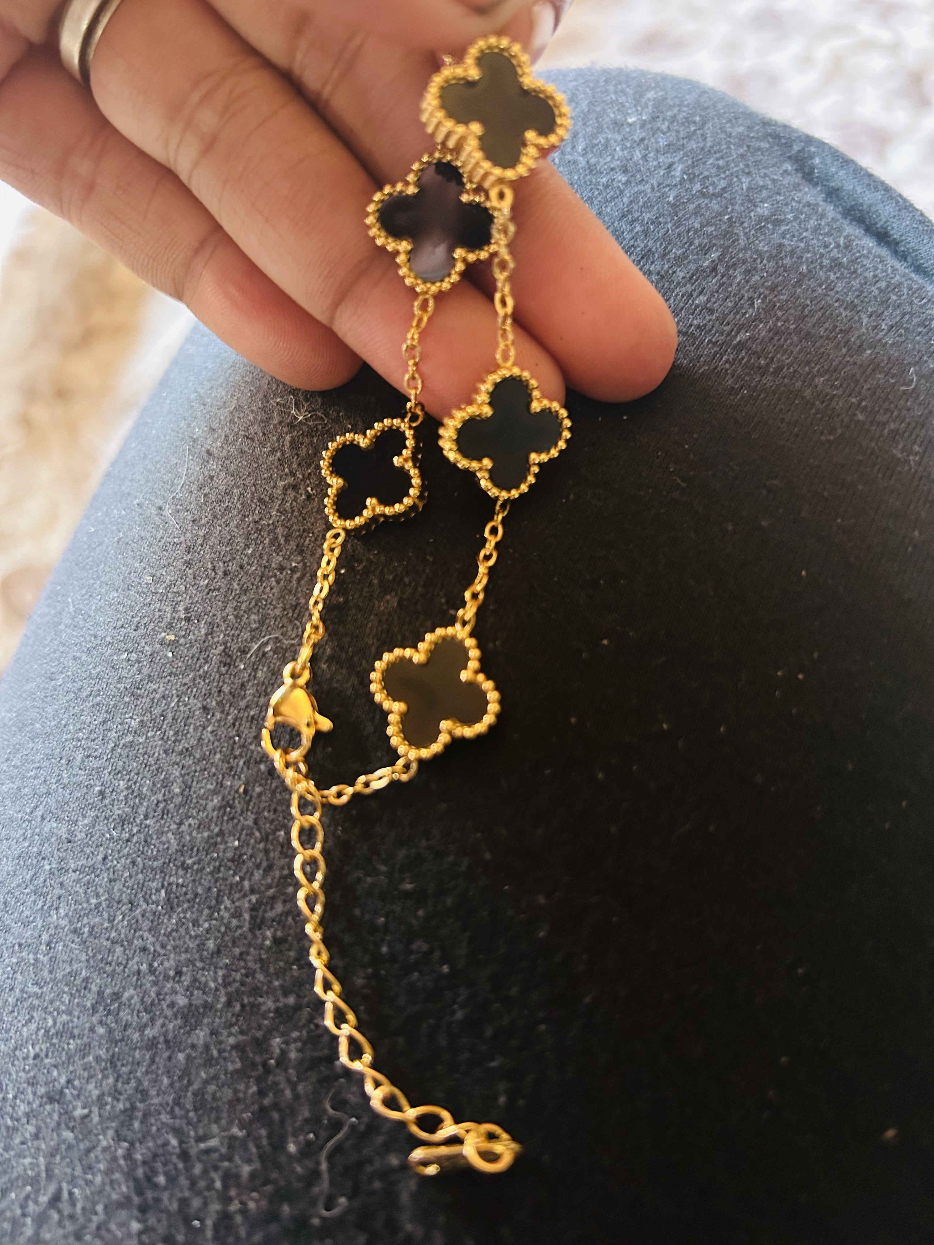 Bracelet doré trèfles noirs