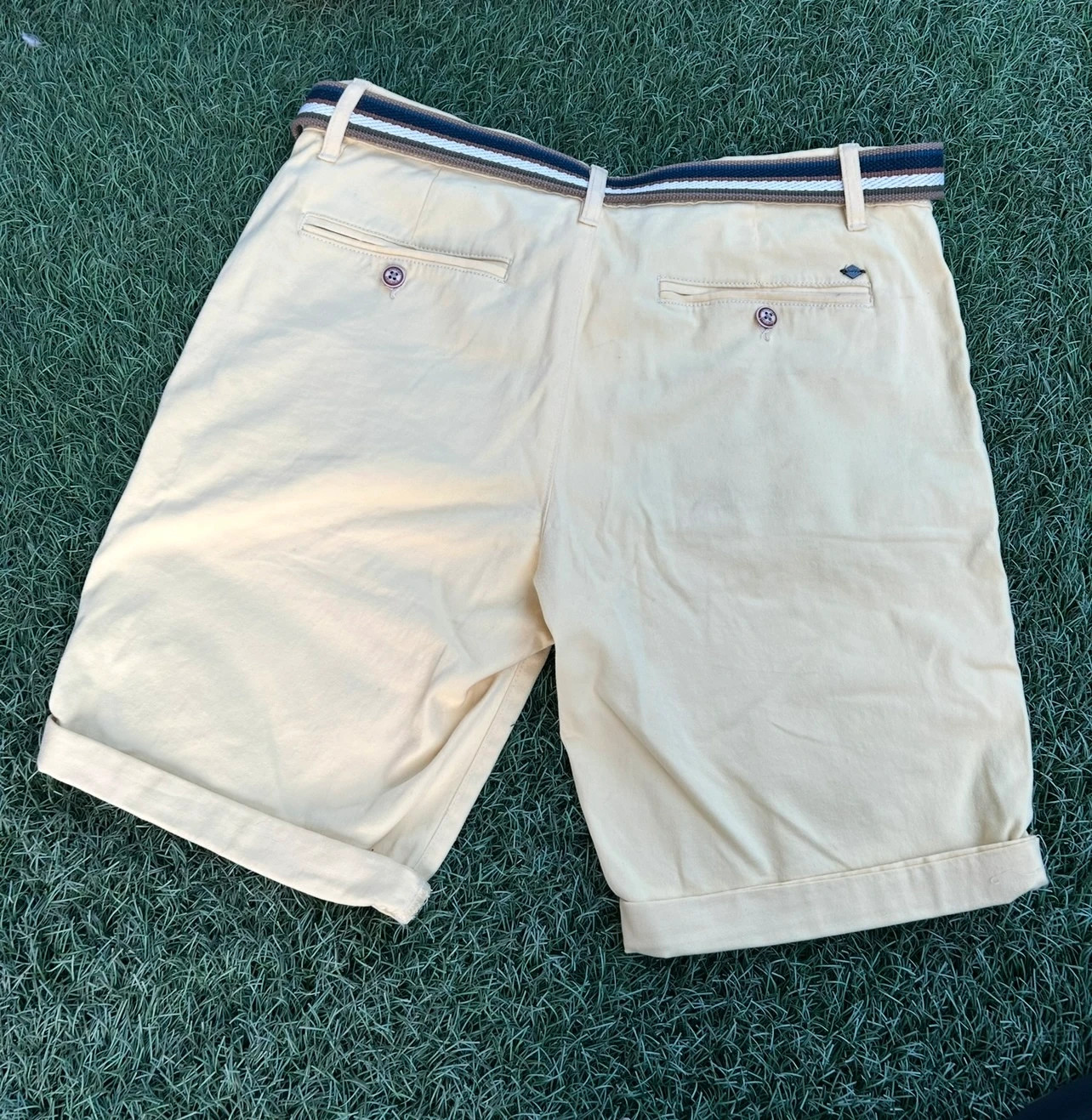 Pantalón corto Koala Bay amarillo pastel con cinturón – Talla M – Koala Bay – taille M 2