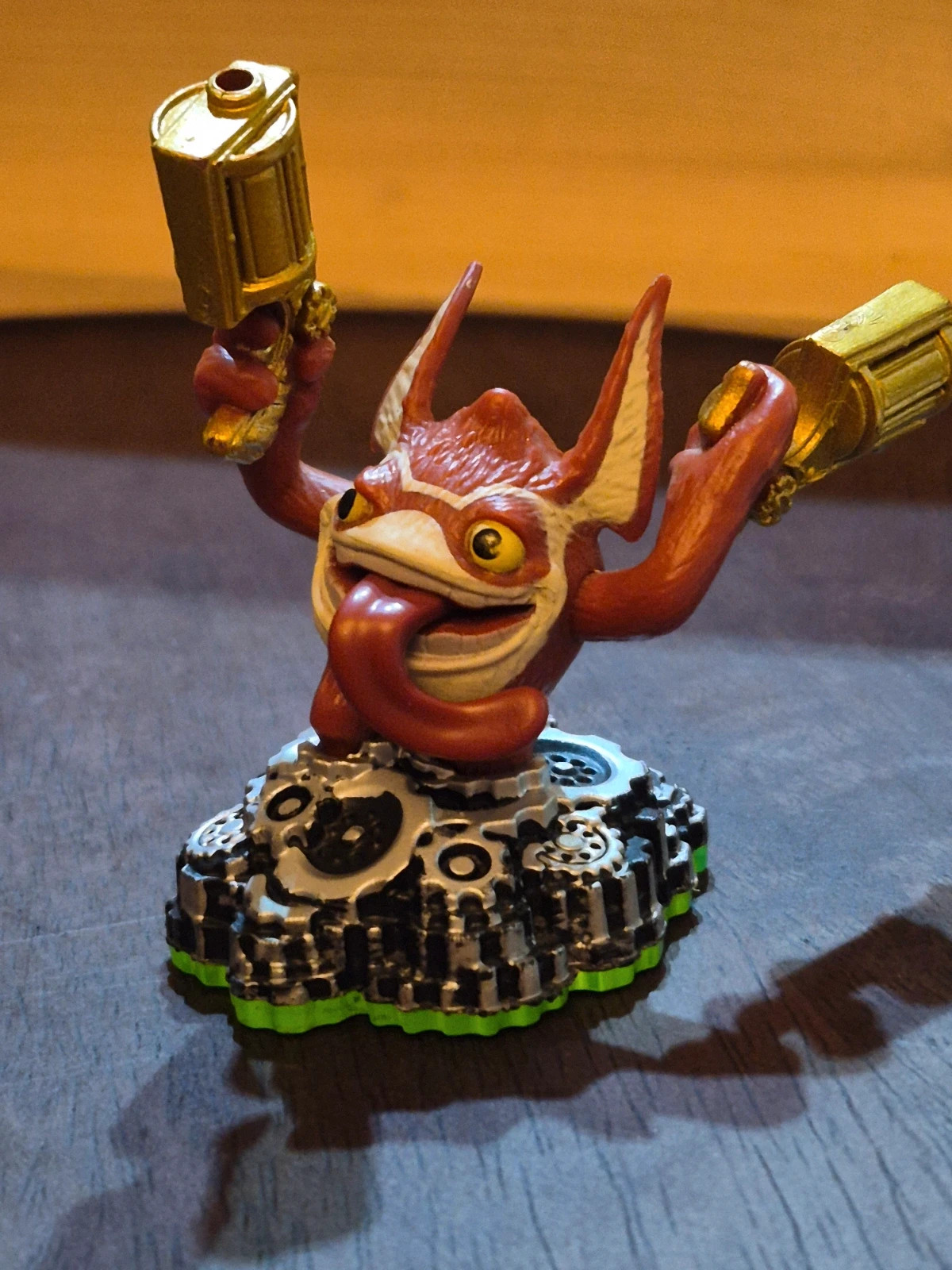 Pack Complet Figurine Skylanders Trigger Happy (Série 1) + Cartes & Sticker – Skylanders 2