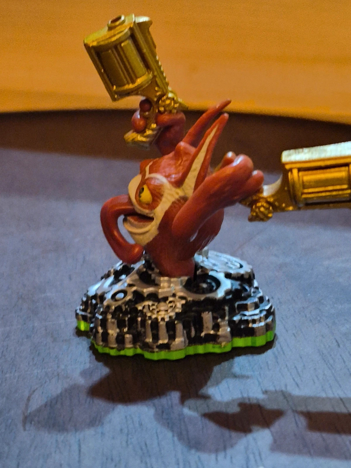 Pack Complet Figurine Skylanders Trigger Happy (Série 1) + Cartes & Sticker – Skylanders 3