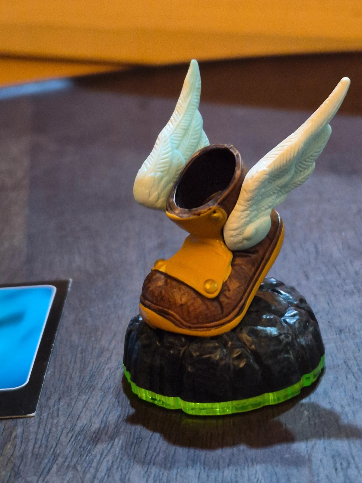 Figurine Skylanders Winged Boots (Botte Ailée) + Carte Topps FR – Skylanders 4