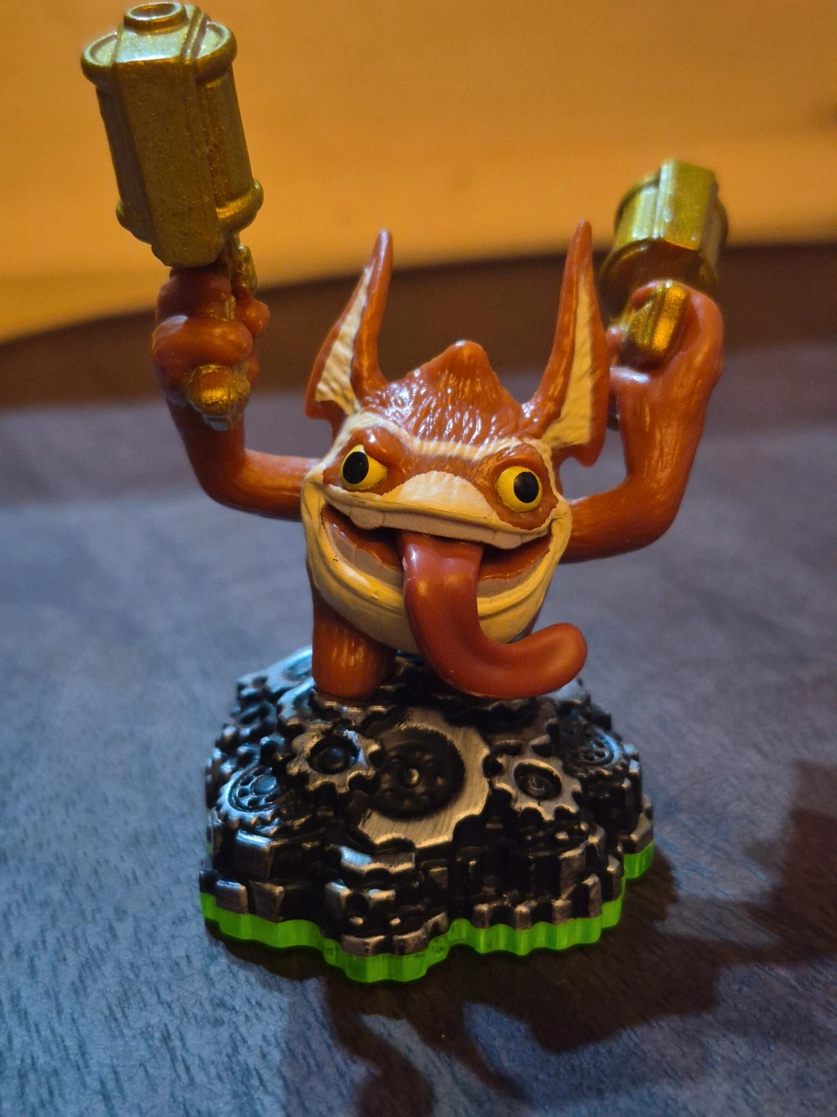 Lot Figurine Skylanders Trigger Happy + Carte officielle & Autocollant Giants – Skylanders 2