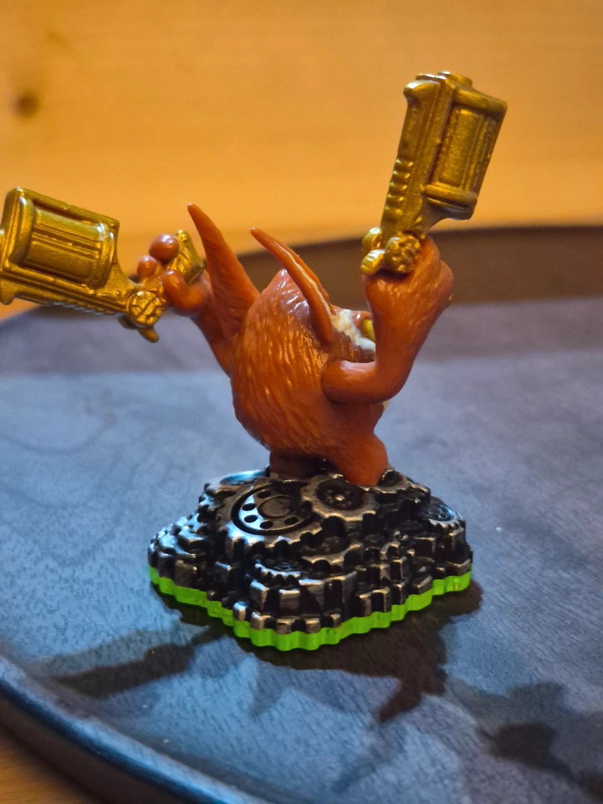 Lot Figurine Skylanders Trigger Happy + Carte officielle & Autocollant Giants – Skylanders 5