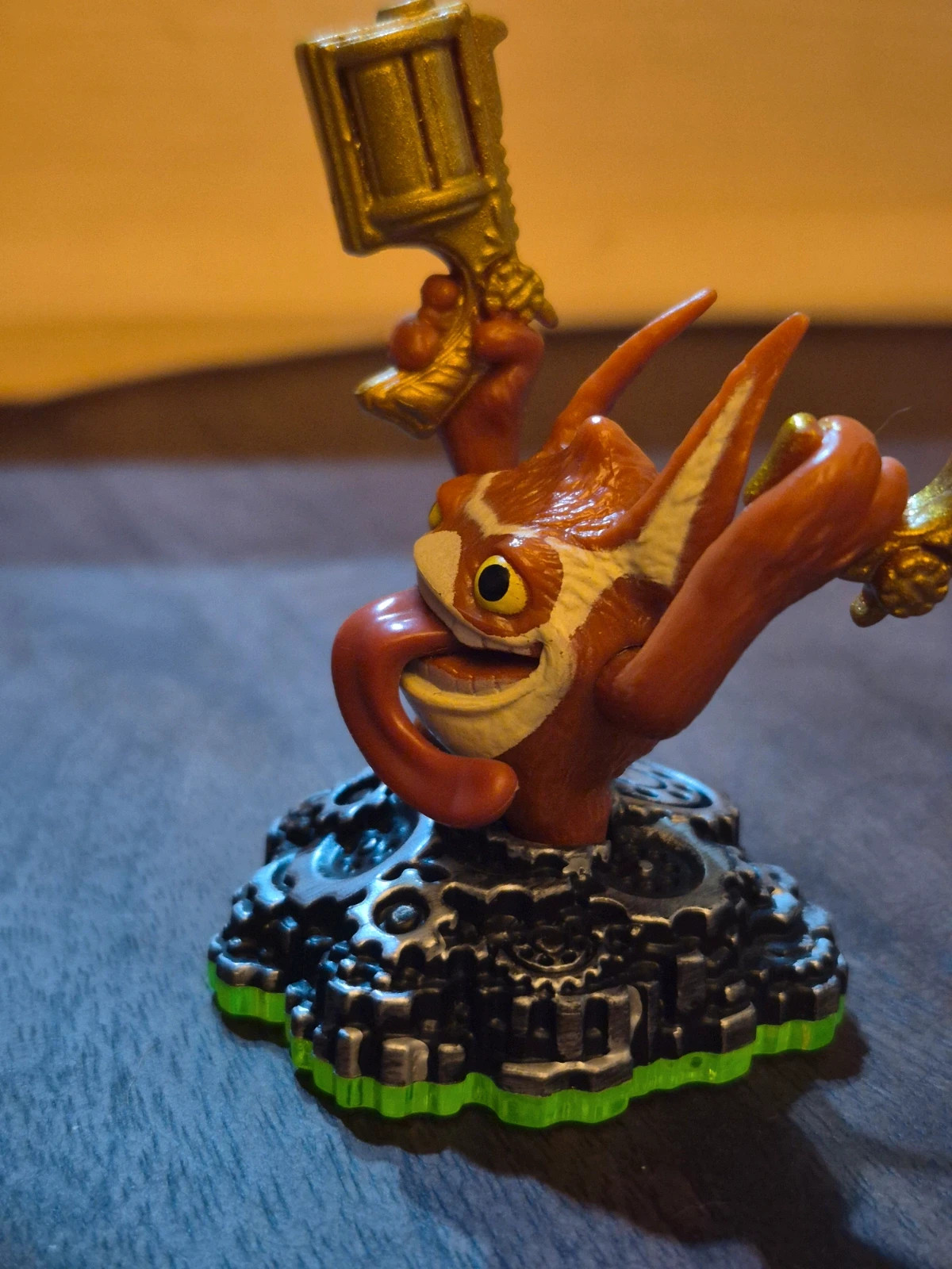 Lot Figurine Skylanders Trigger Happy + Carte officielle & Autocollant Giants – Skylanders 3