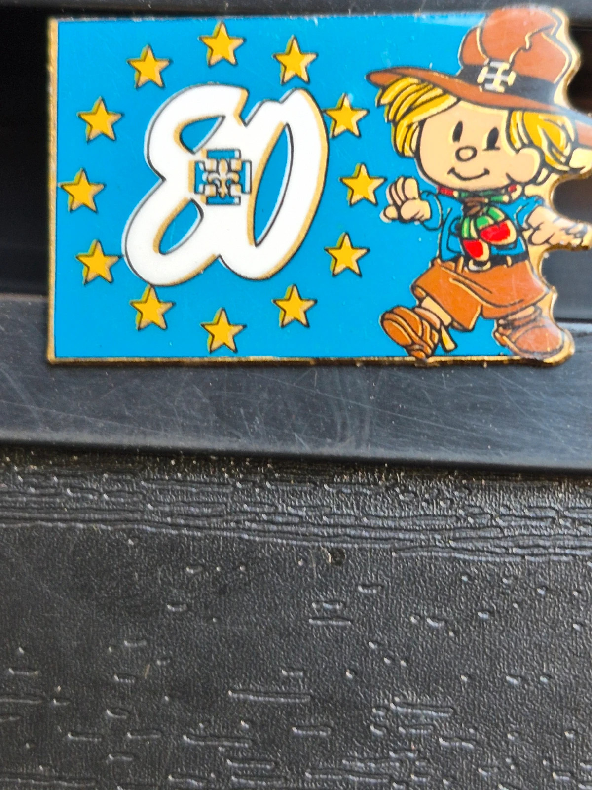 Pin's Vintage Années 90 - Personnage Épouvantail & Étoiles Europe – Collection 2