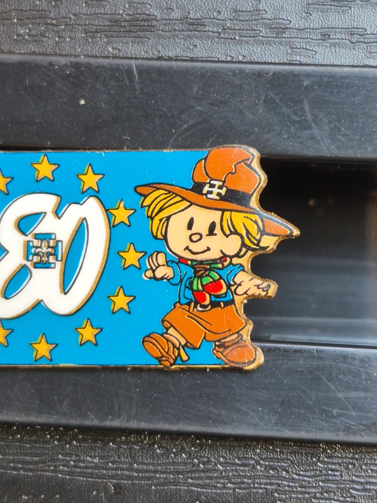 Pin's Vintage Années 90 - Personnage Épouvantail & Étoiles Europe – Collection 5