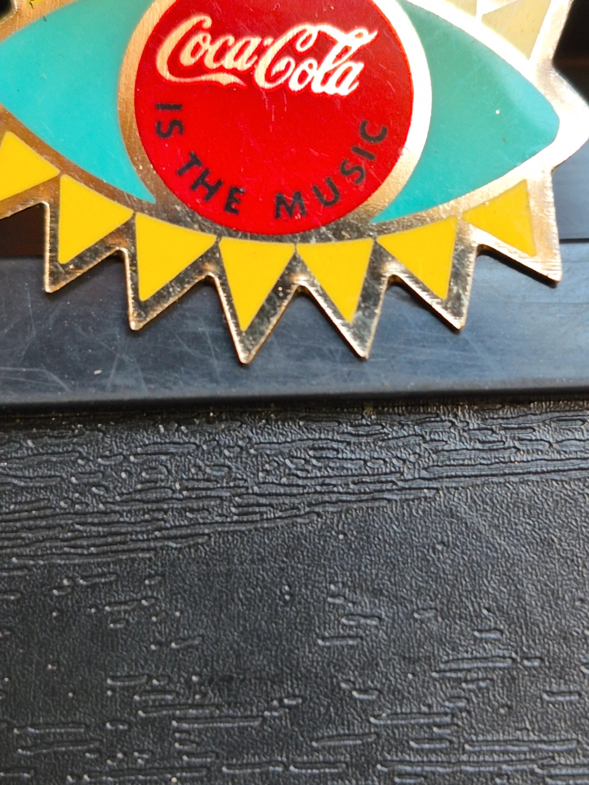 Pin's Vintage Coca-Cola - Collection "Is The Music" - Années 90 – Coca-Cola 2