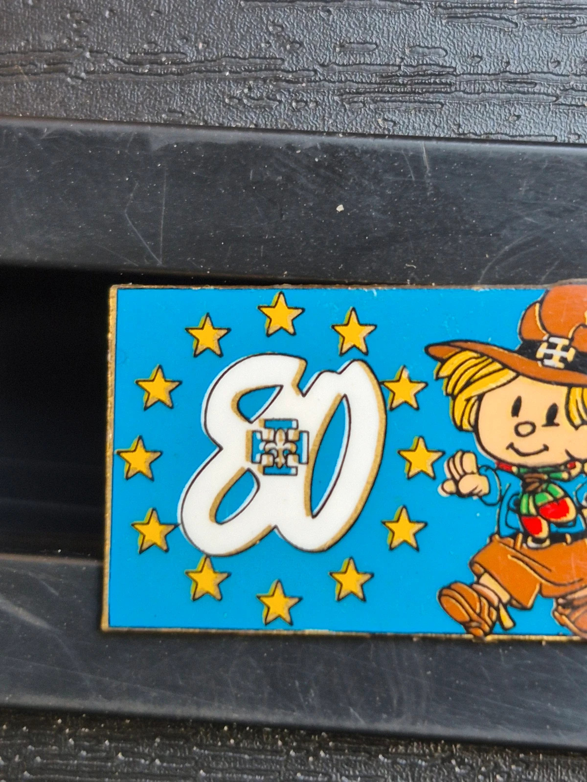 Pin's Vintage Années 90 - Personnage Épouvantail & Étoiles Europe – Collection 4