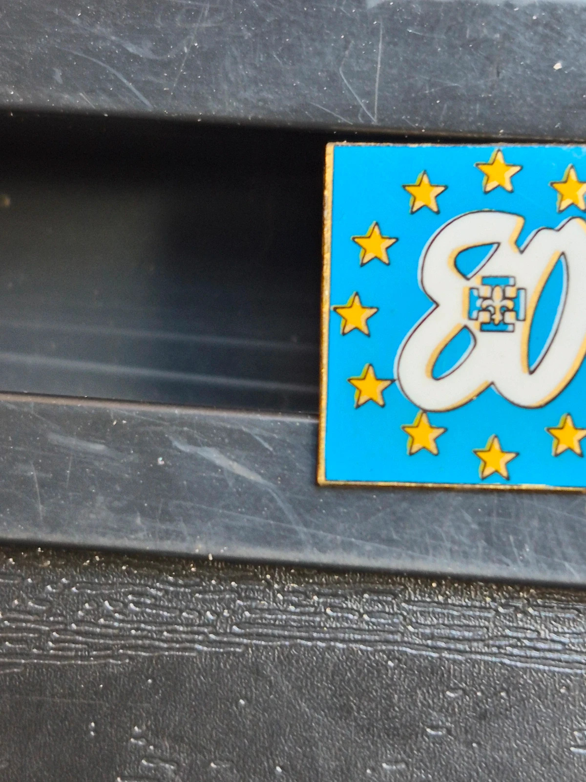 Pin's Vintage Années 90 - Personnage Épouvantail & Étoiles Europe – Collection 3