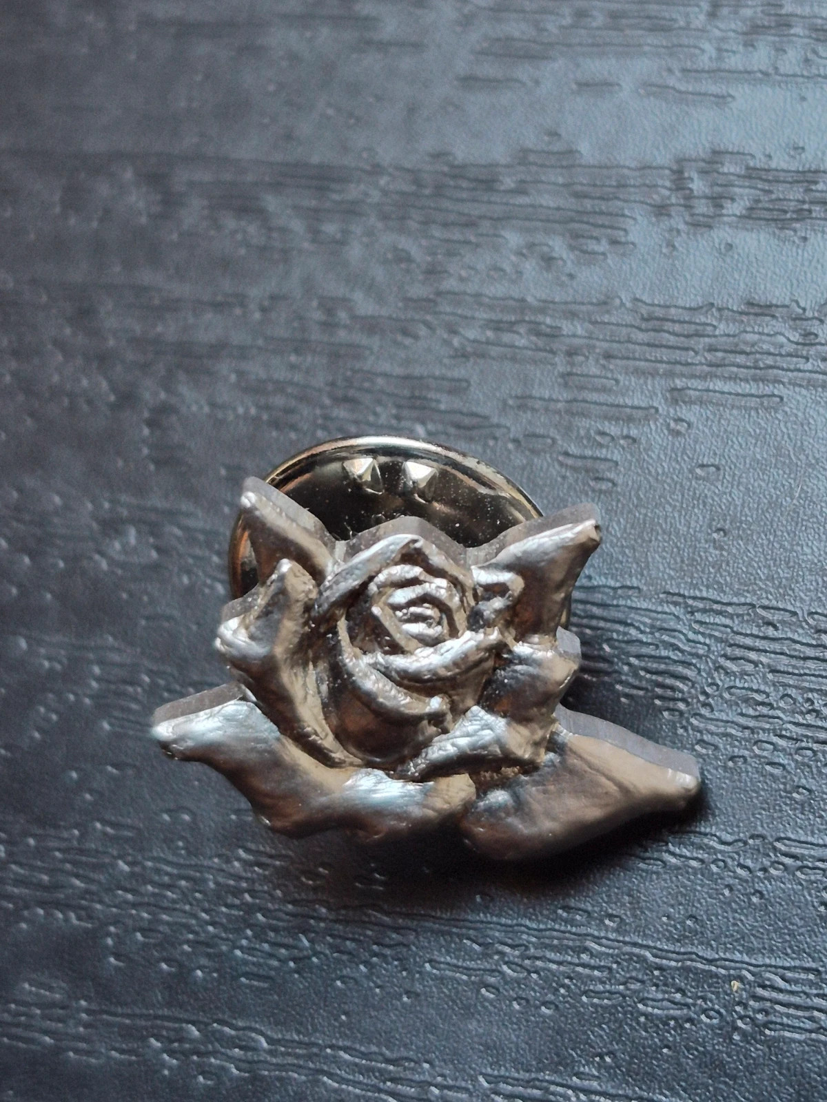 Pin's broche rose sculpté métal argenté – Japan Rose Society vintage – Ballou – Rose 2