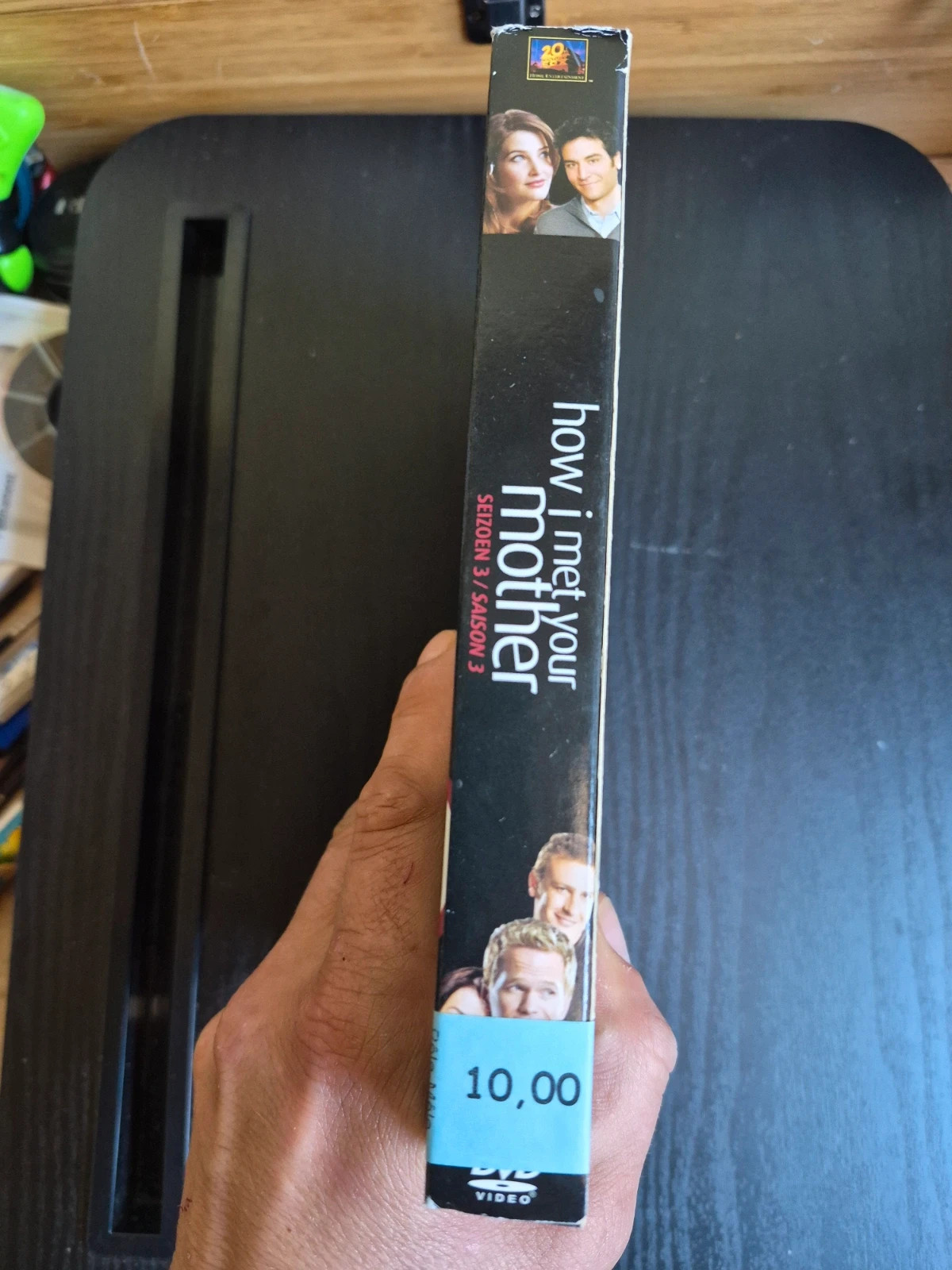 coffret DVD de la saison 3 de la série culte "How I Met Your Mother" (Comment je l'ai rencontrée). 3