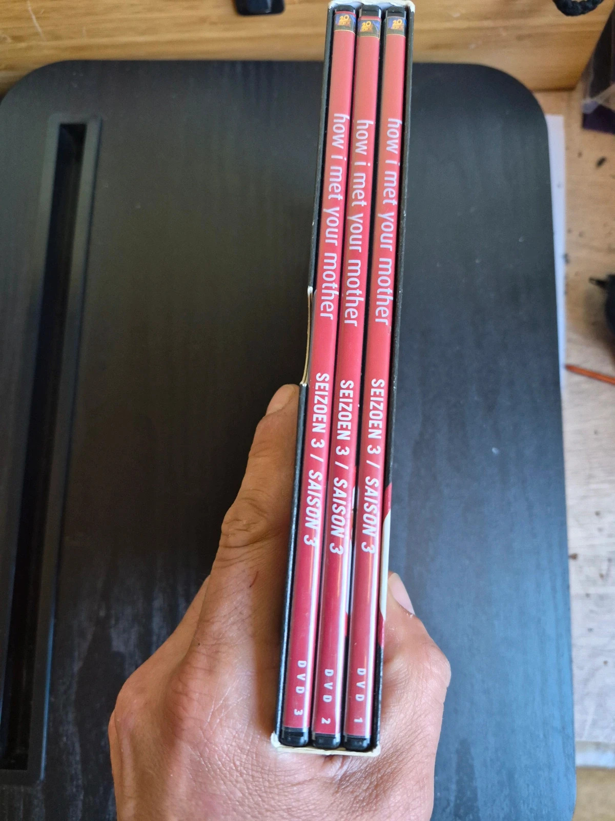 coffret DVD de la saison 3 de la série culte "How I Met Your Mother" (Comment je l'ai rencontrée). 5
