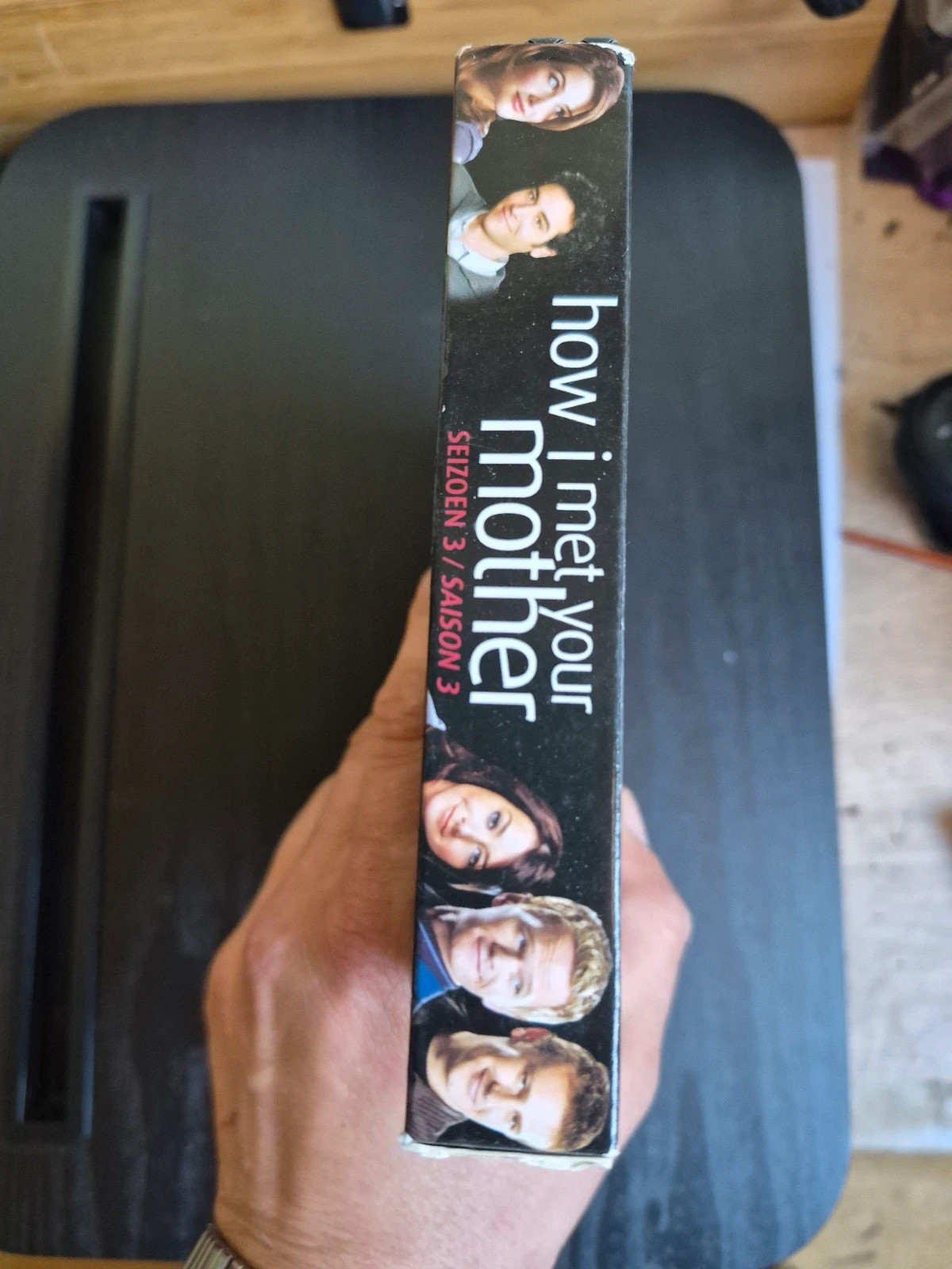 coffret DVD de la saison 3 de la série culte "How I Met Your Mother" (Comment je l'ai rencontrée). 4