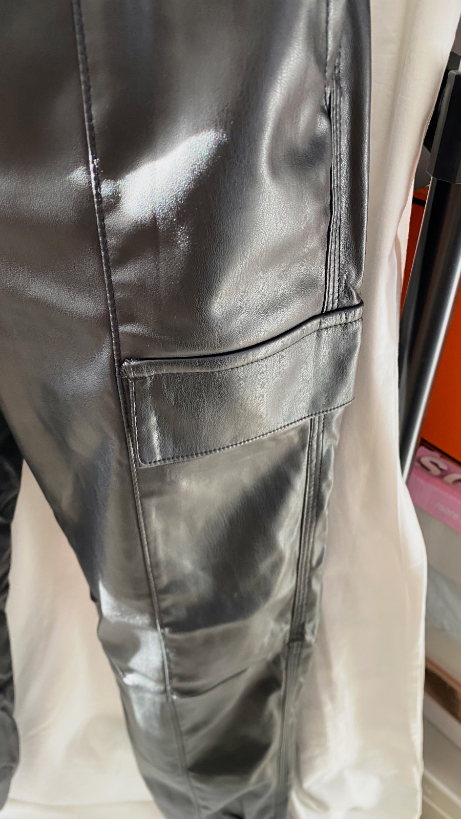Pantalon cargo similicuir noir Bershka – Bershka – taille M 5