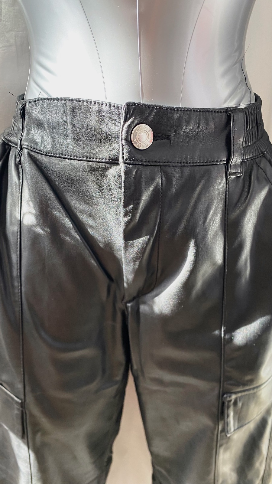 Pantalon cargo similicuir noir Bershka – Bershka – taille M 4