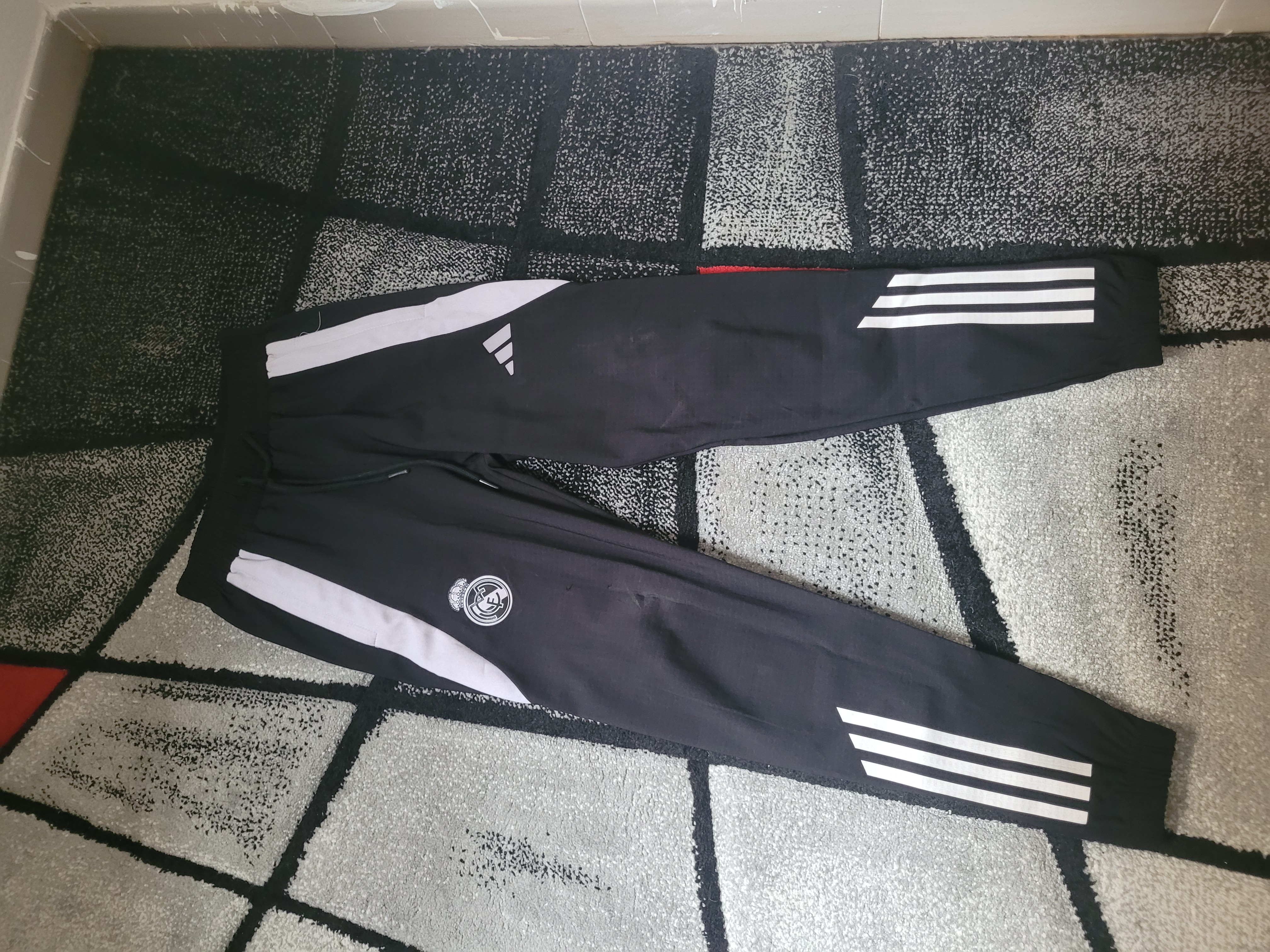 Jogging Adidas taille 38