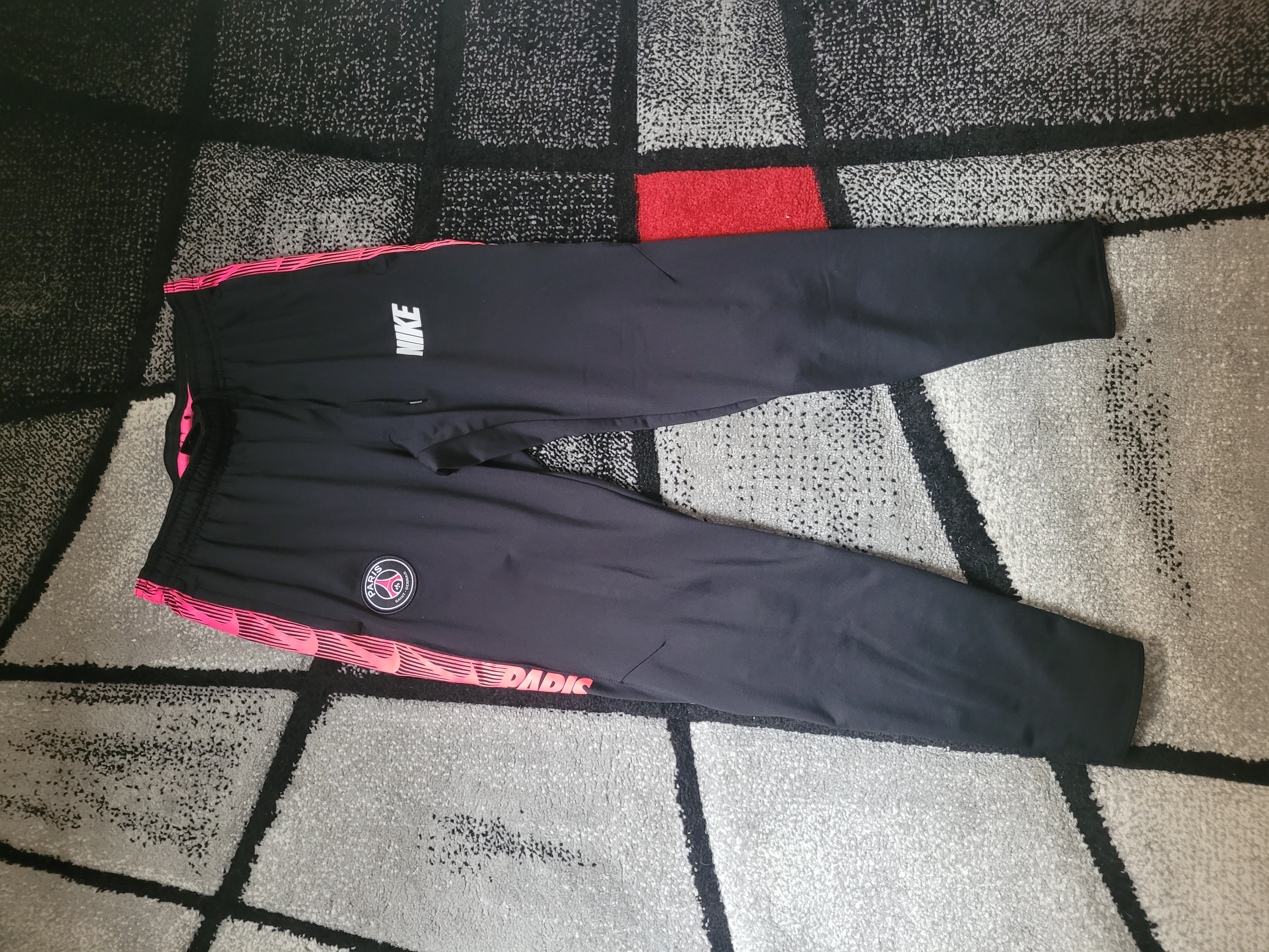 Jogging Nike taille 36 