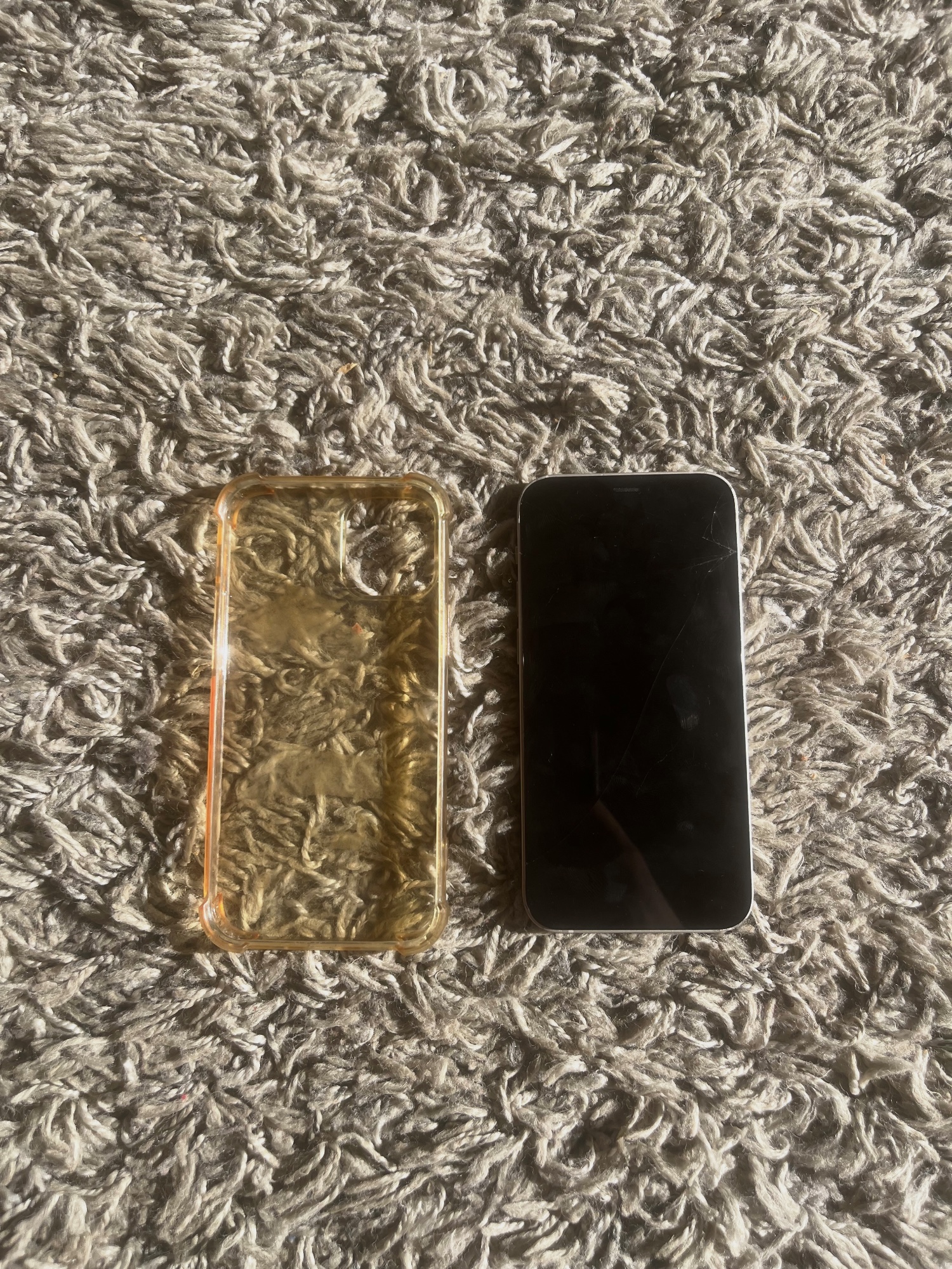 Smartphone Apple iPhone 12 blanc avec coque bloqué icloud