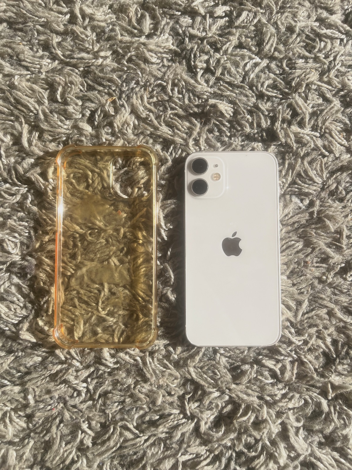 Smartphone Apple iPhone 12 blanc avec coque bloqué icloud – Apple 2