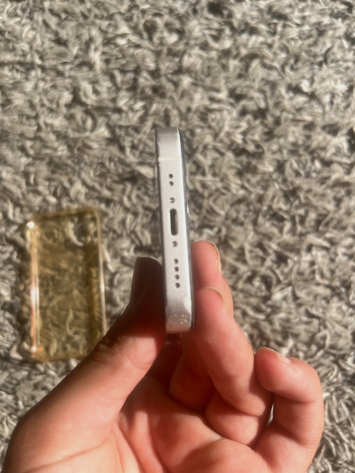 Smartphone Apple iPhone 12 blanc avec coque bloqué icloud – Apple 4