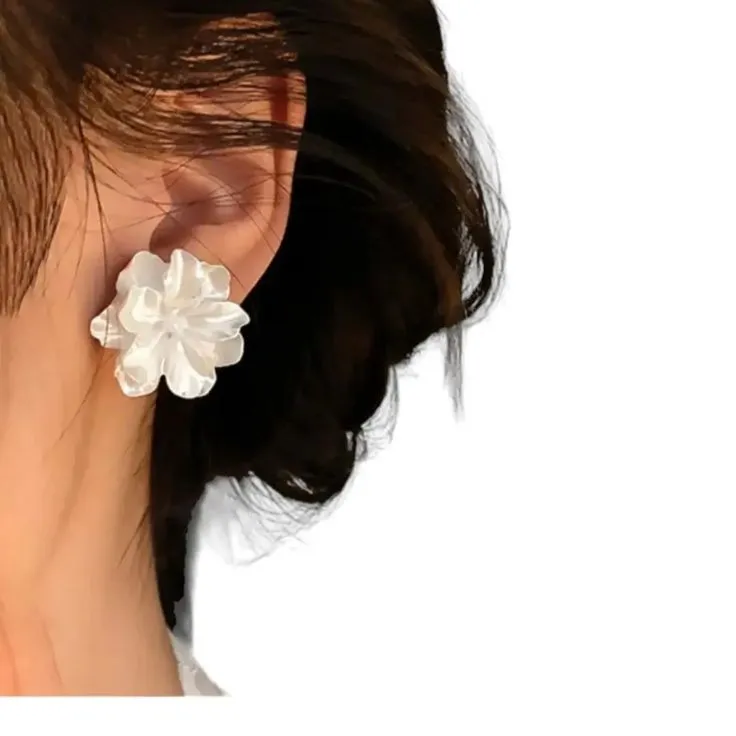 Boucles d'oreilles fleur blanche nacre