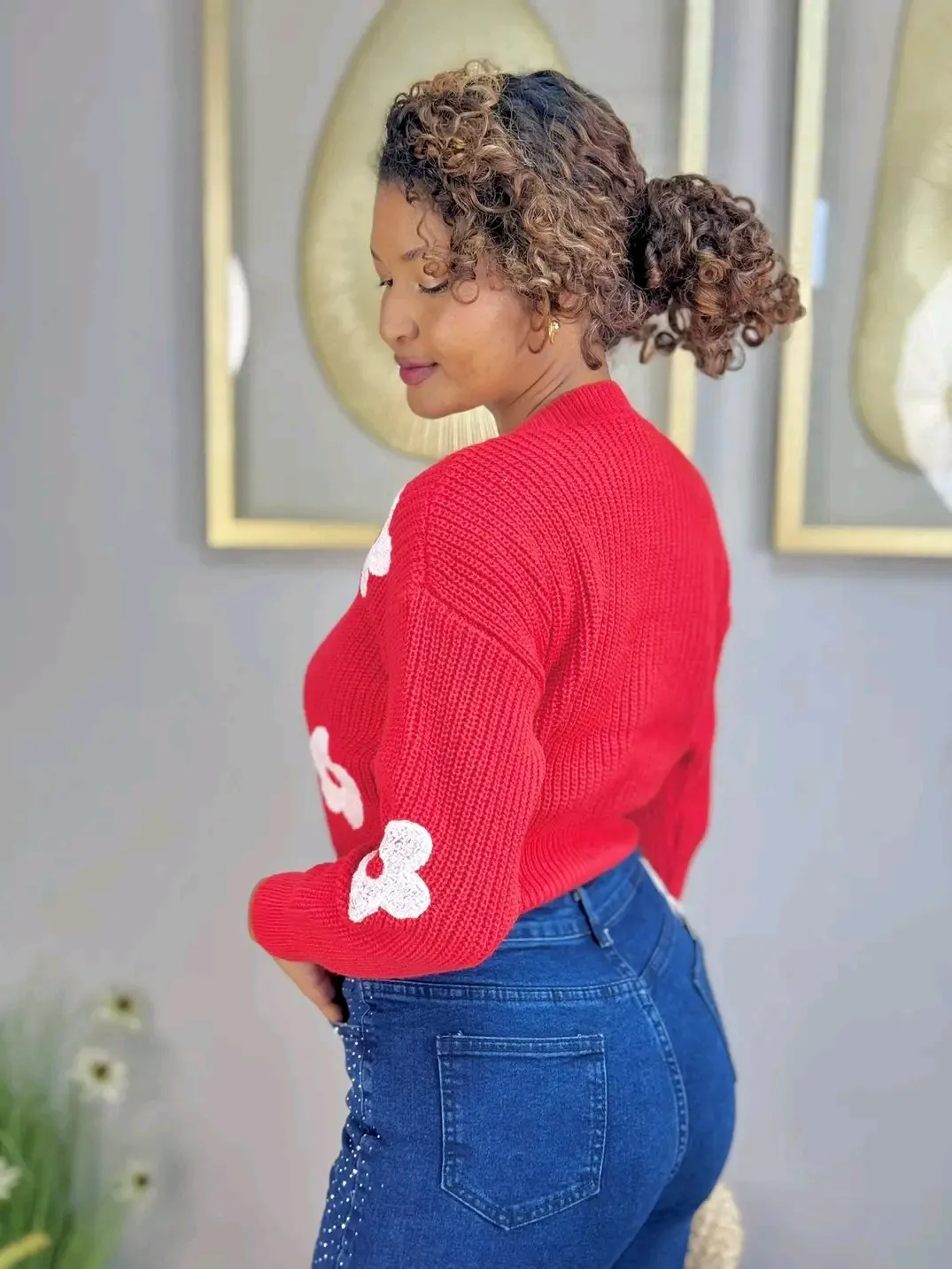 Pull rouge à fleurs blanches motif fleuri 3