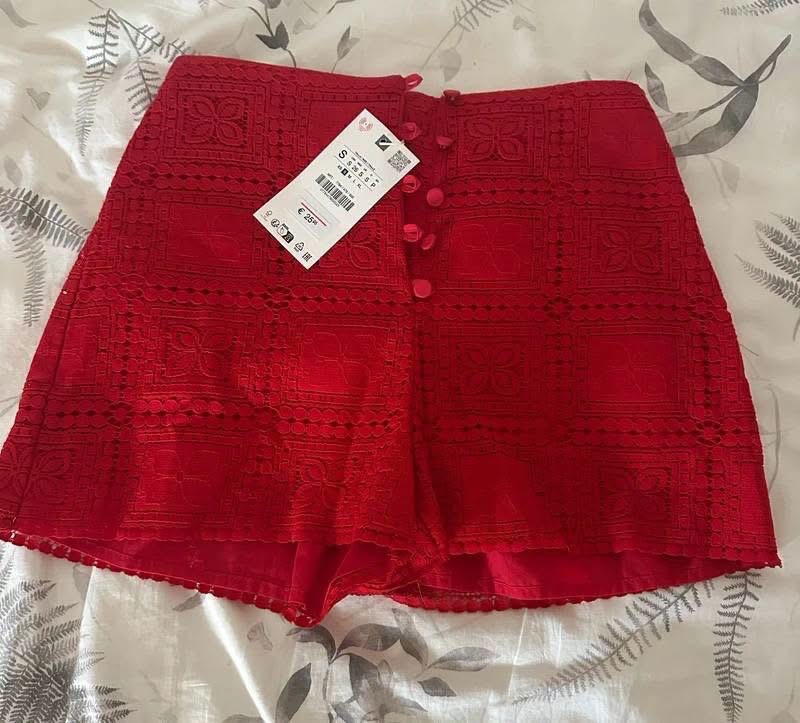 Short rouge à motifs géométriques neuf