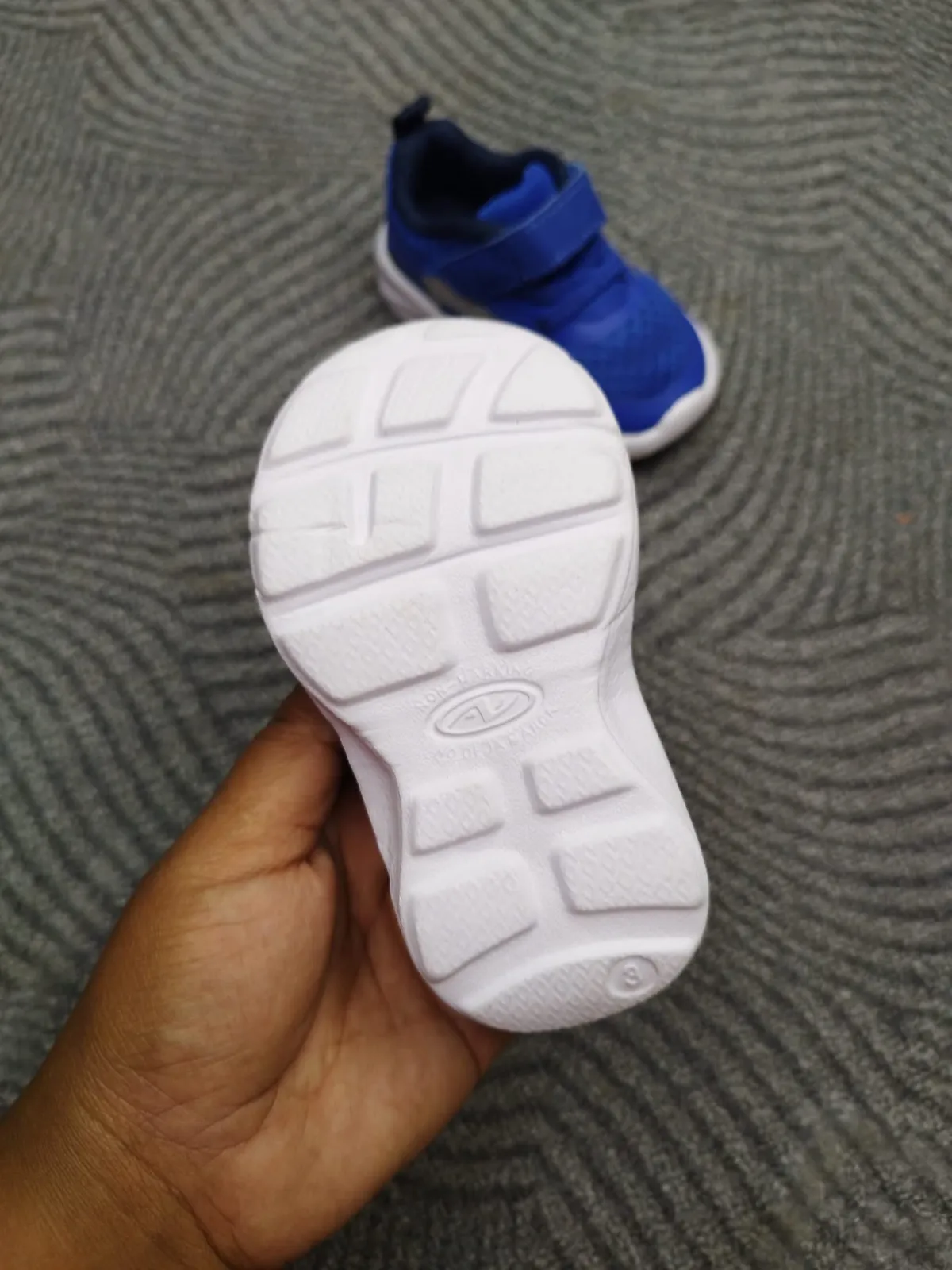 Chaussure enfant bleu et blanc à velcro 3