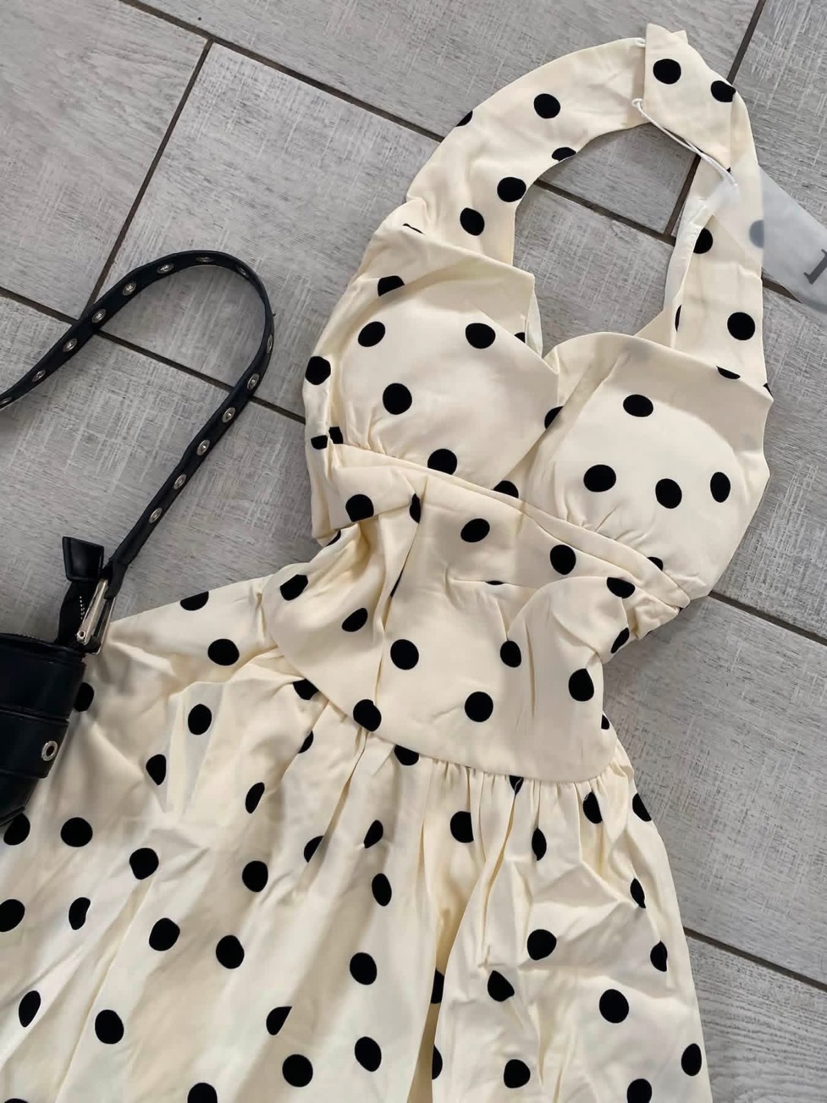 Robe à pois crème et noir dos nu 2