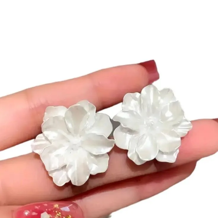 Boucles d'oreilles fleur blanche nacre 3