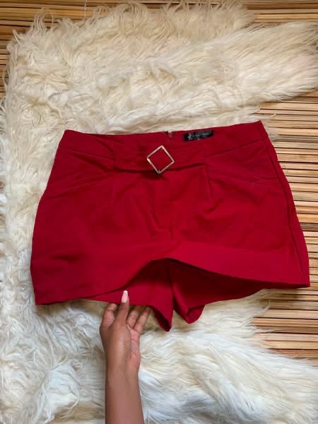 Short rouge avec boucle dorée