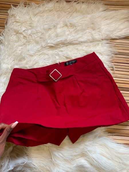 Short rouge avec boucle dorée 2