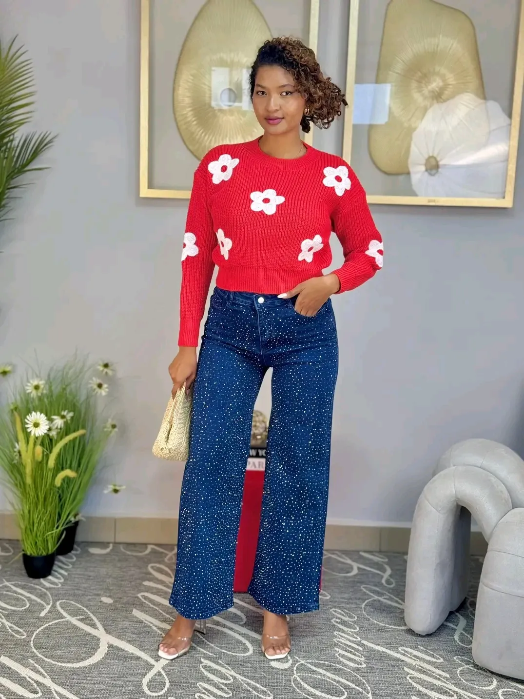 Pull rouge à fleurs blanches motif fleuri