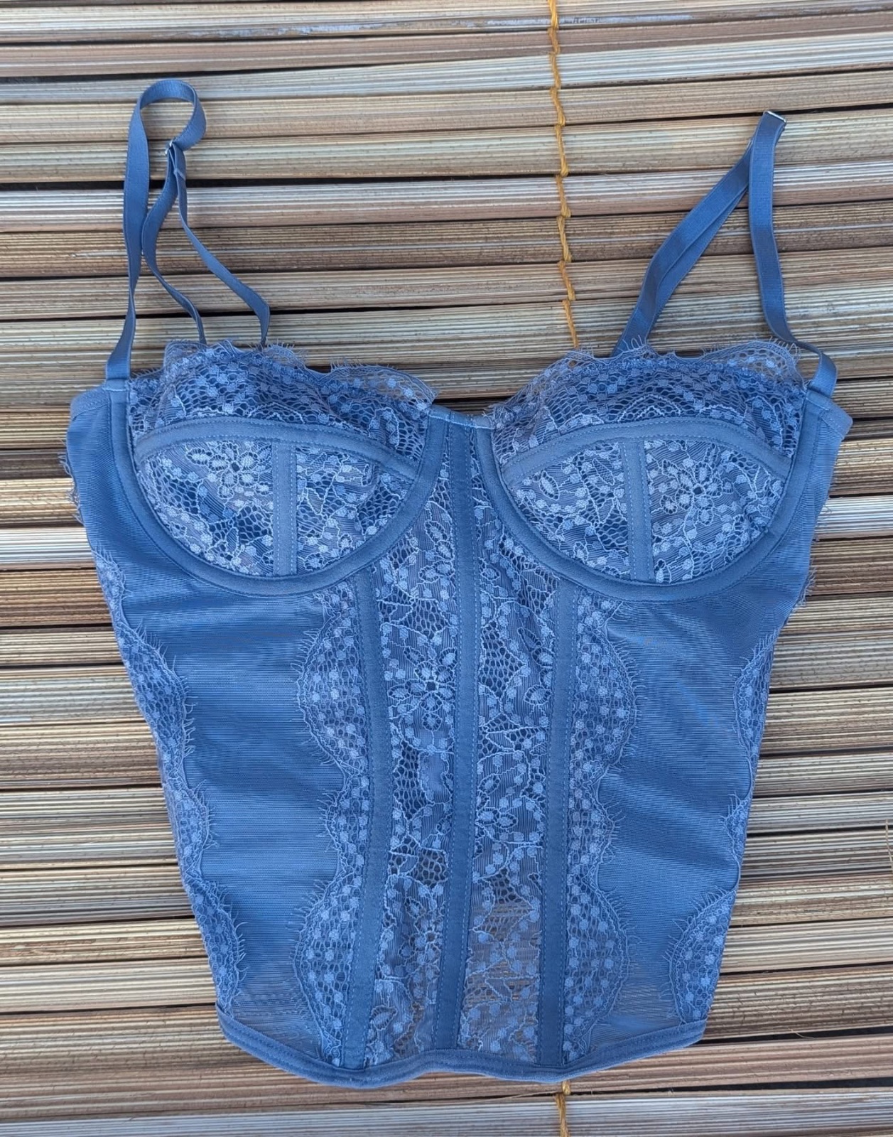 Bustier bleu dentelle et résille 2