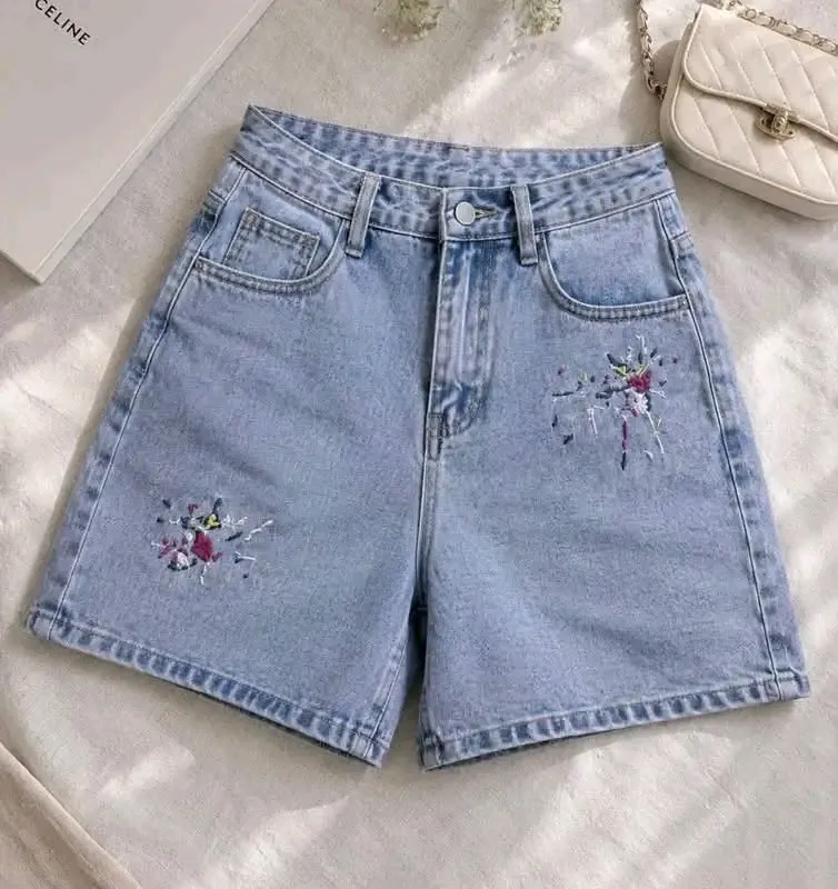 Short en denim bleu broderies florales 3