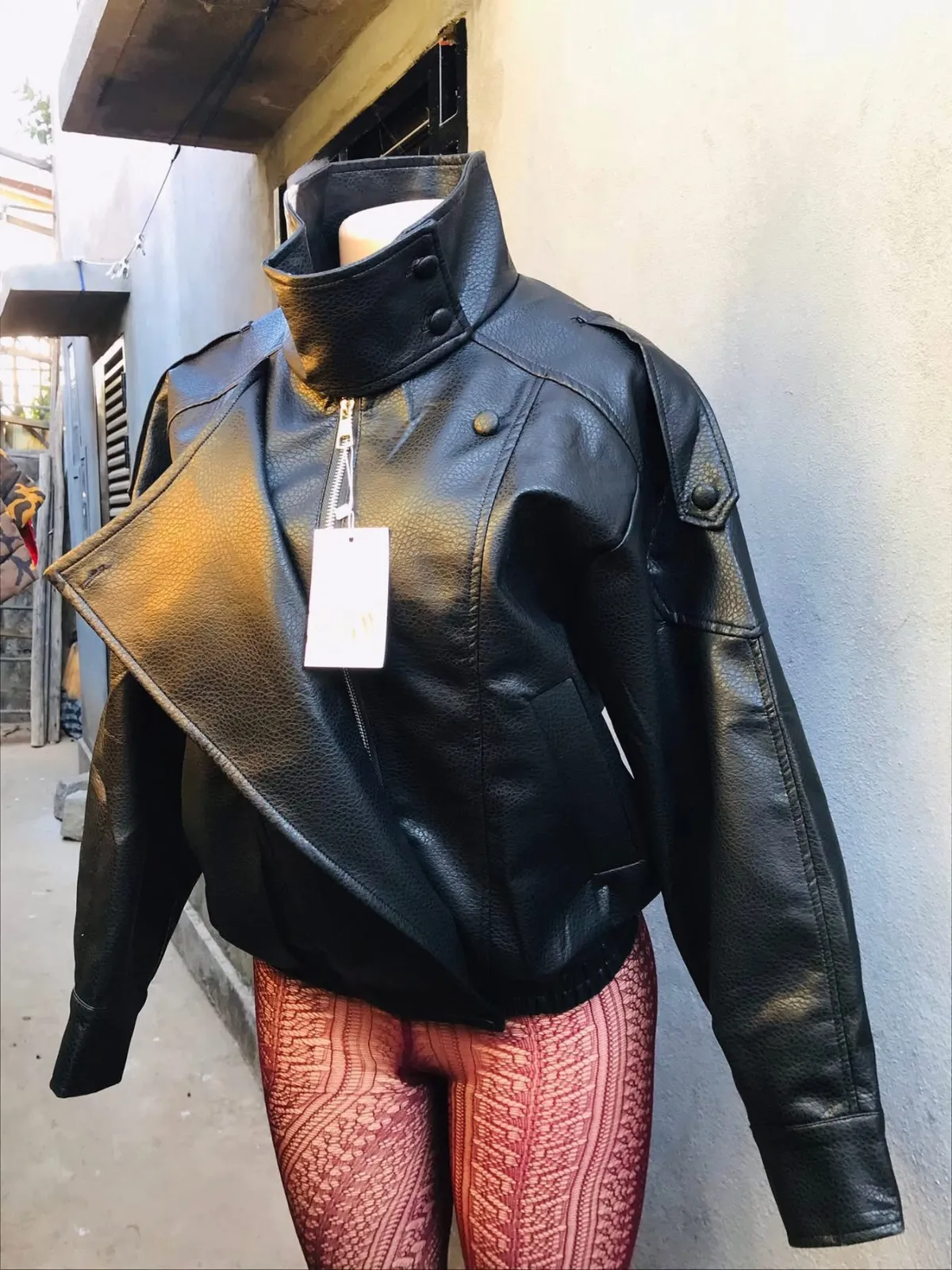 Veste en cuir noir col montant