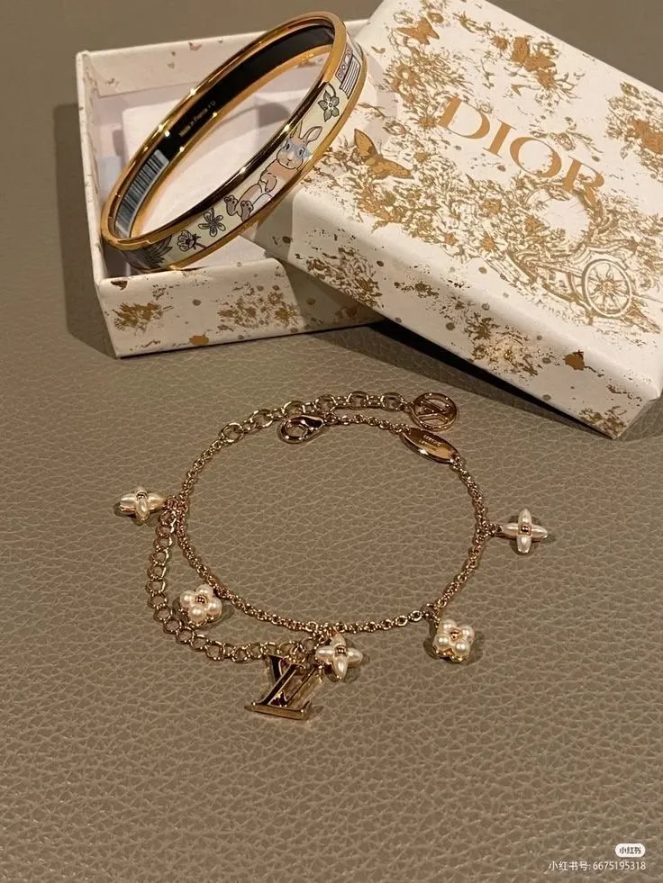 Bracelet Louis Vuitton chaîne dorée strass 2