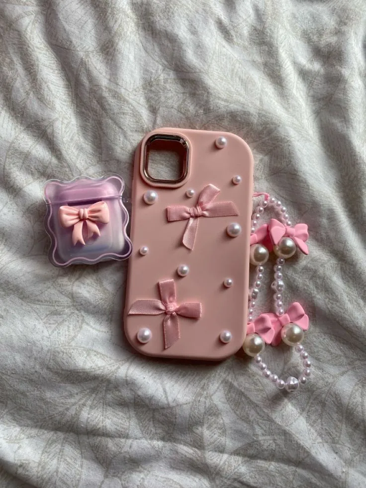 Coque iPhone rose avec nœuds et perles