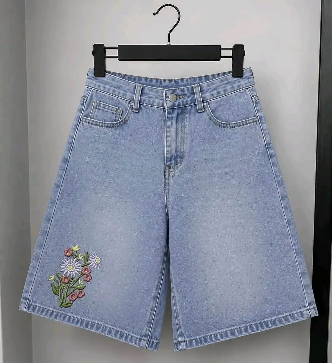 Short en denim bleu broderies florales 2