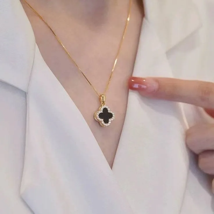 Collier pendentif trèfle noir doré 2