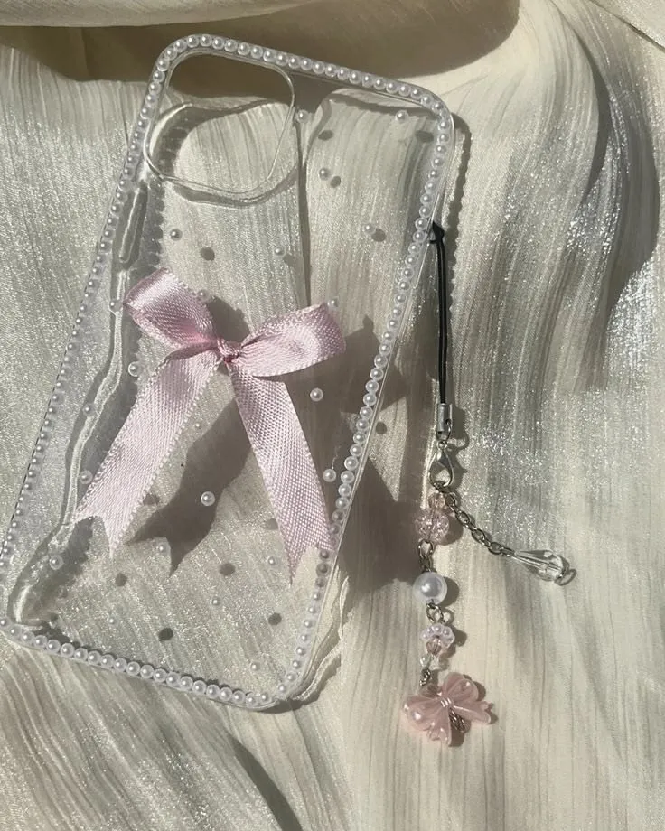 Coque iPhone rose avec nœuds et perles 3