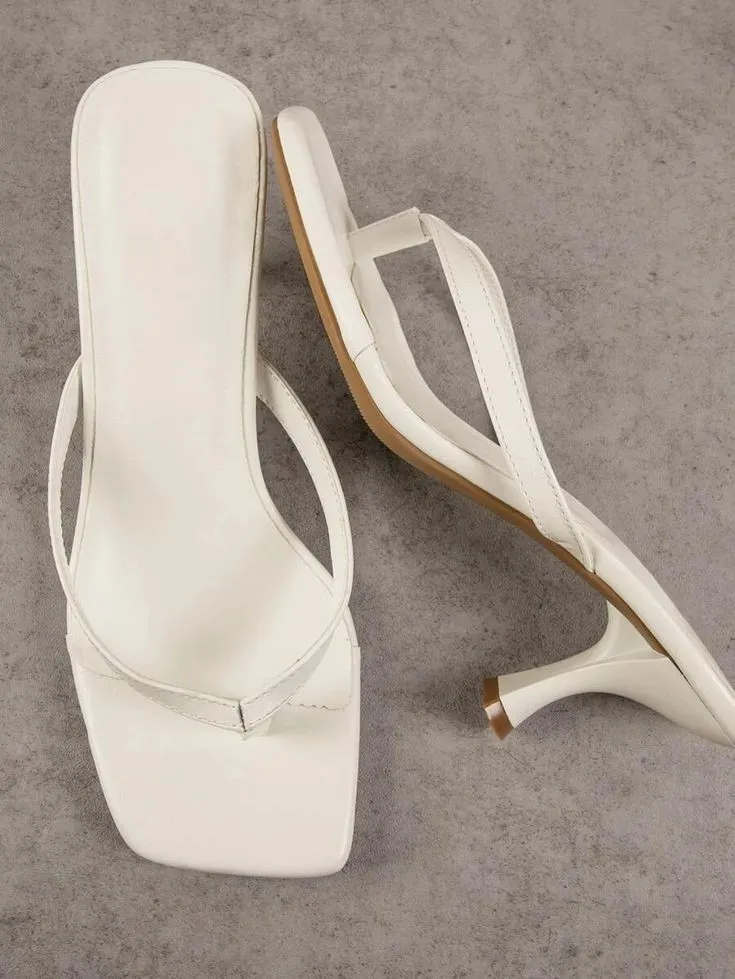 Sandales beige talon carré minimaliste 2