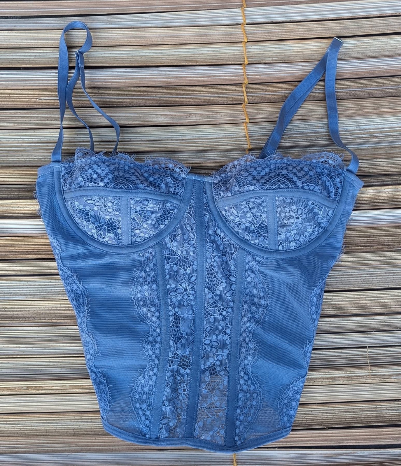 Bustier bleu dentelle et résille