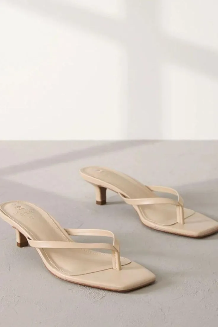 Sandales beige talon carré minimaliste