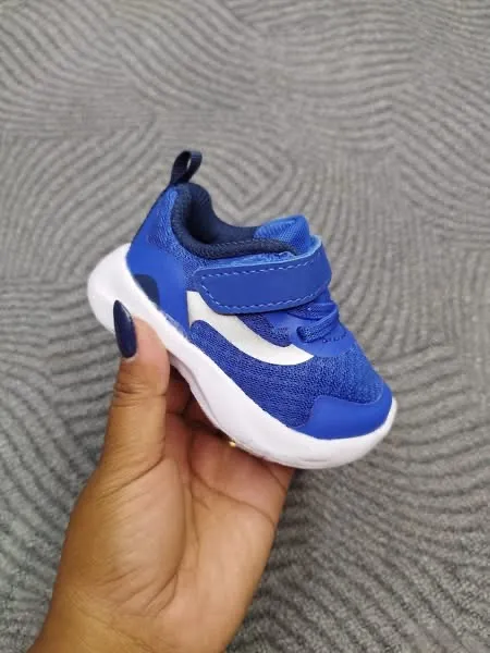 Chaussure enfant bleu et blanc à velcro 2