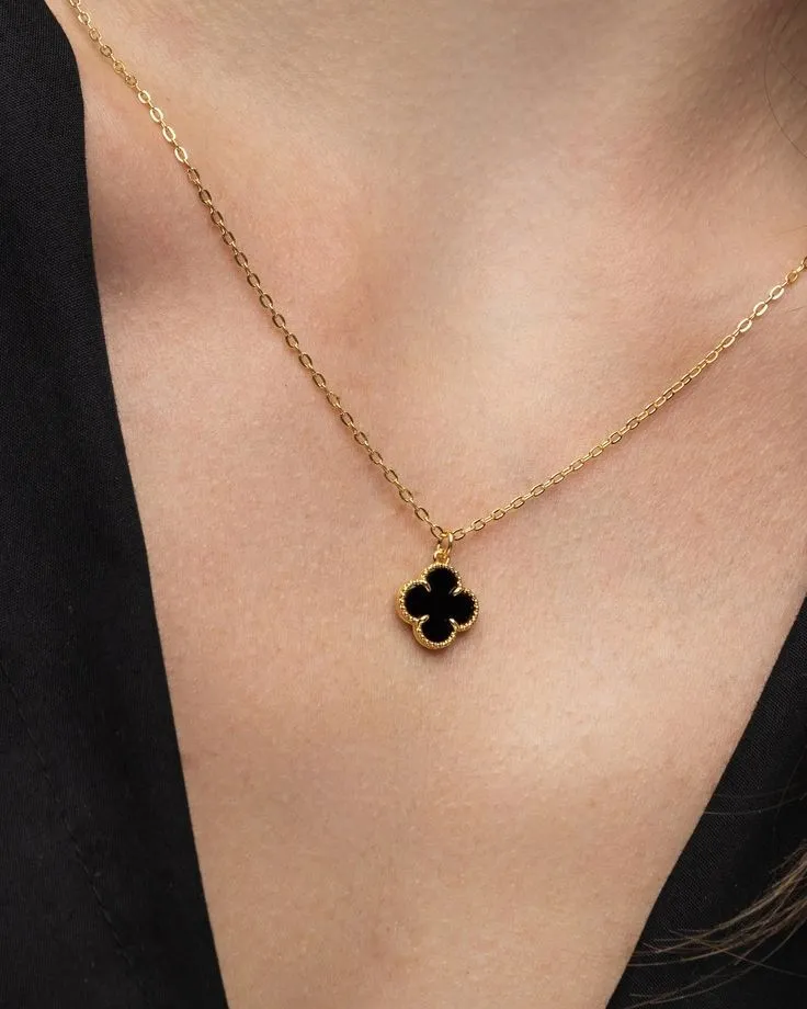 Collier pendentif trèfle noir doré