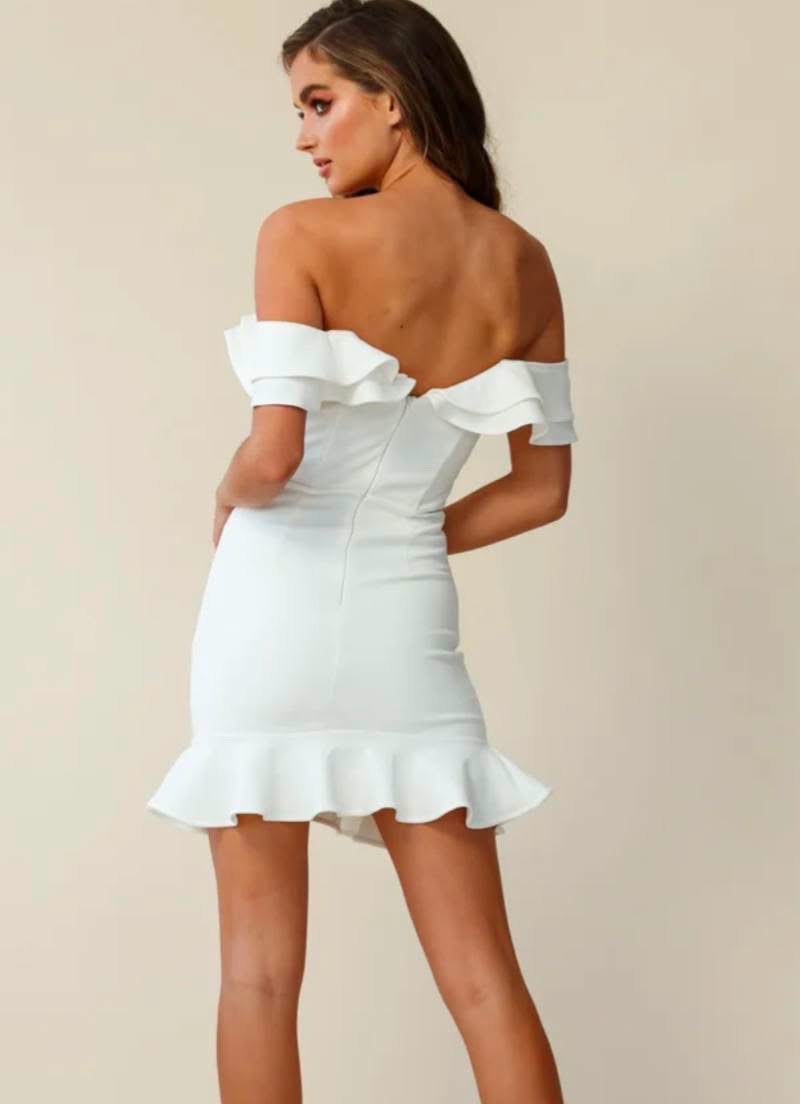 Robe blanche épaules dénudées volants 2