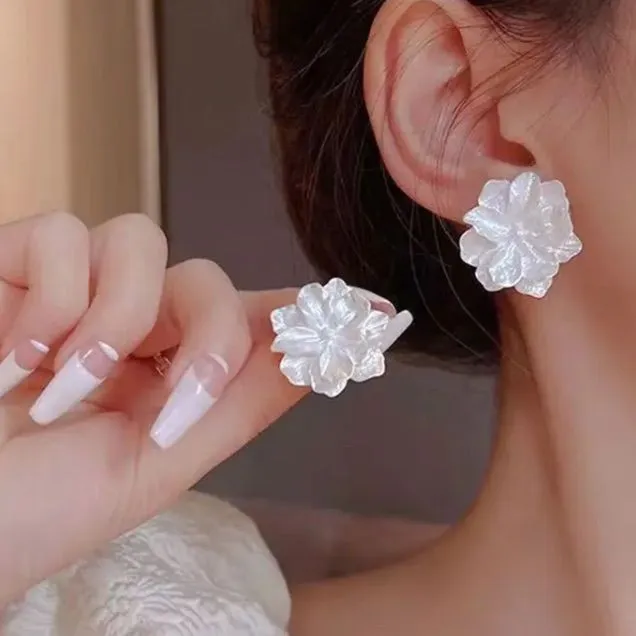 Boucles d'oreilles fleur blanche nacre 2
