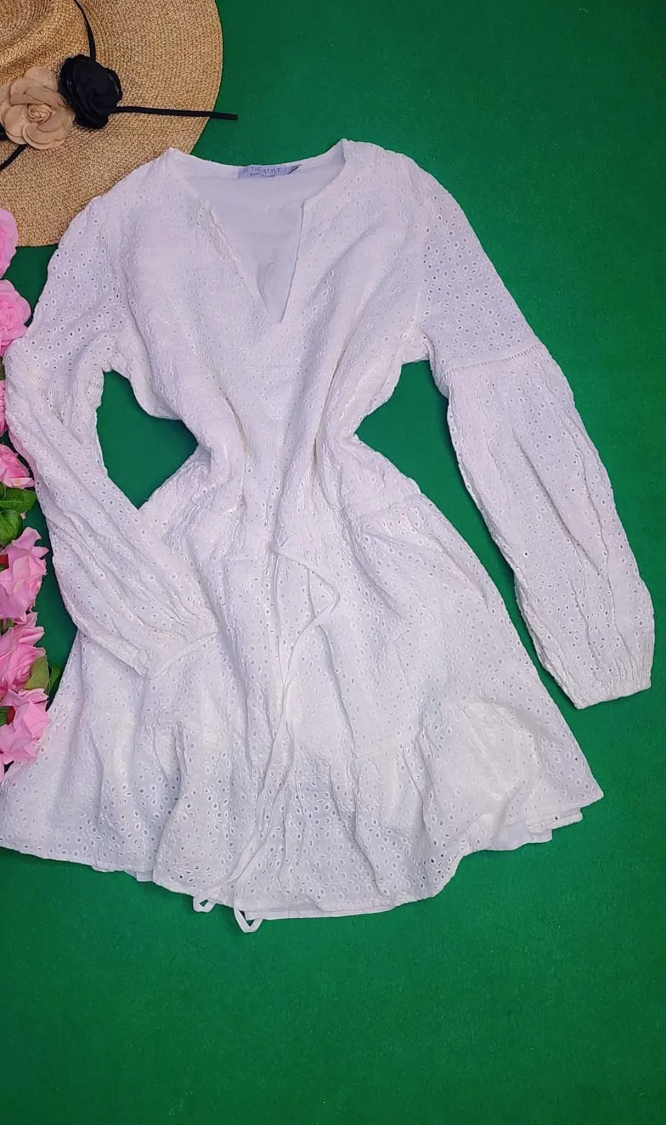 Robe blanche ajourée manches longues 3